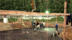 Заливка фундамента торгово-офисного помещения. От миксера до опалубки
