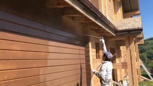 ?Механизированная ?покраска дома из клеёного бруса.