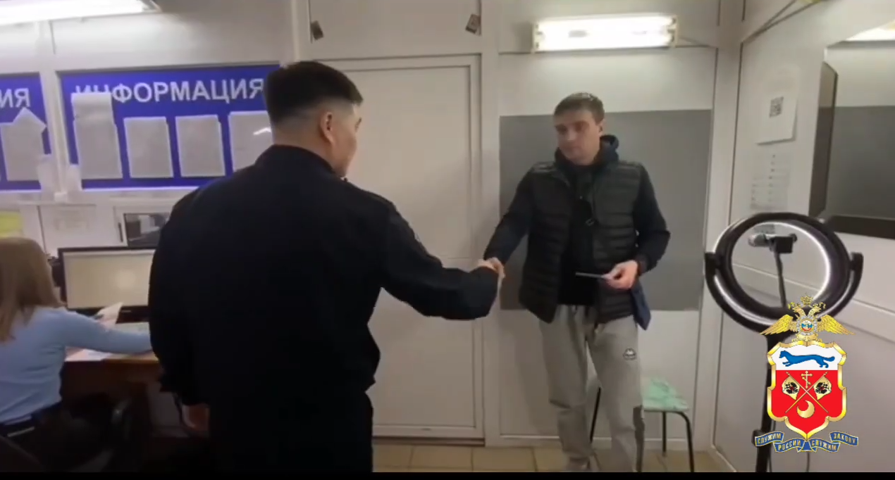 Полиция выдаёт оренбуржцам новые водительские документы взамен утраченных во время паводка