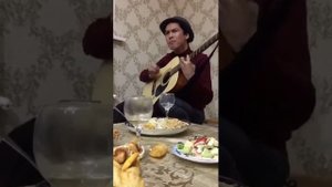 Поет и играет на гитаре Казах!!