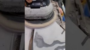 Счищаем чужую шпаклевку и нормально ровняем бампер на пластике! Также завариваем разрыв.