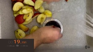Измельчаем яблоки. Скорость работы измельчителя WASTE FIGHTER. Лучший измельчитель пищевых отходов.