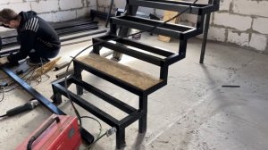 Лестница в частный дом на металокаркасе .Лестница из метала в дом и дачу.