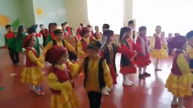 Флешмоб ко Дню народного единства (без предварительной работы, дети просто повторяют движения) смотреть онлайн