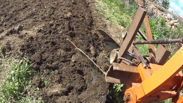 Самодельный трактор ,дапахал под картошку и заглянул в чермет смотреть онлайн
