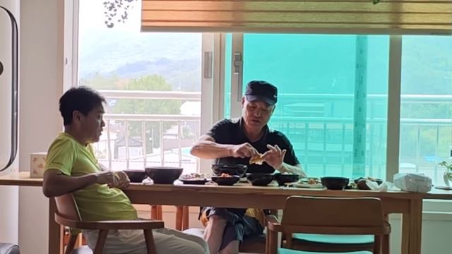 누나 부부의 병문안! 건강한 오리탕 끓이고 텃밭 채소들로 만든 집반찬 먹방! | Korean home-cooked meal mukbang / duck soup смотреть онлайн