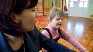 Девочка солнечный ребенок играет на пианино
