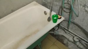 Уже полностью очищены стены и потолок в ванной комнате от шпатлевки и краски