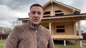Дом из оцилиндрованного бревна с террасами.