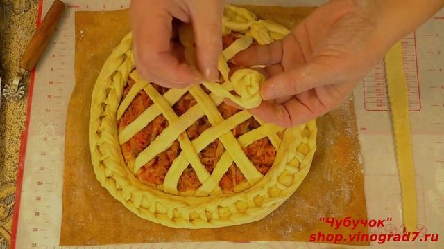 Рождественская выпечка - праздничные пироги с капустой, плюшки с сухофруктами и каравай.