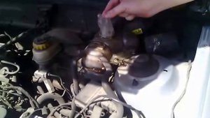 Пена выпирает из бачка охлаждающей жидкости.