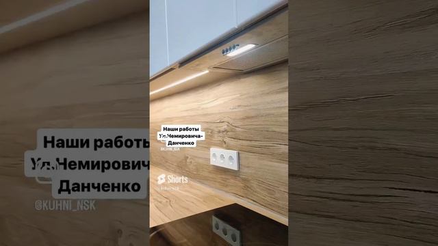 Кухня в нежных кофейных оттенках, антресольные шкафы, адилет,столешница и фартук в едином цвете.