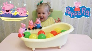 ✿ СВИНКА ПЕППА купается в ванночке с семьей PEPPA PIG egg surprise time bathe with balloons