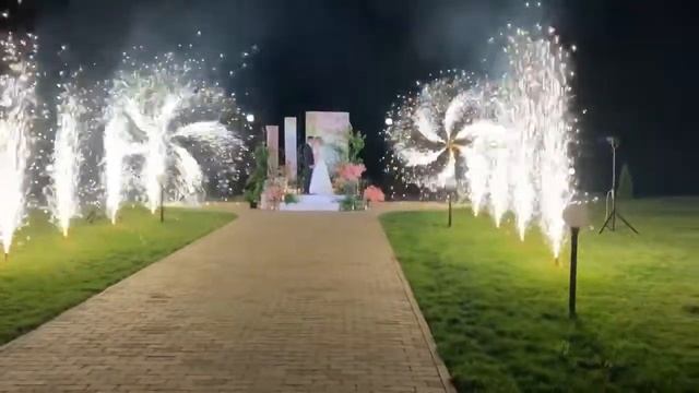 Наземный фейерверк дорожка из фонтанов холодного огня и 2 ве вертушки 03.08.2019 Петровская застава смотреть онлайн