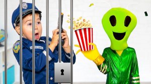 Pretend play Police and strange guest. Малыш играет в полицейского и пришельца.