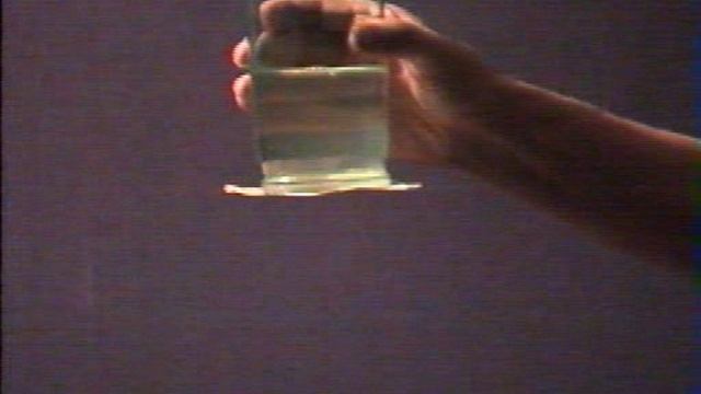 Эксперимент с стаканом и водой. Эксперименты с водой и стаканчиками. Перевернутый стакан с водой. Опыт перевернутый стакан. Опыт с водой и бумагой и стаканом.