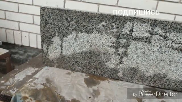 Лавочка на гранитных балясинах.