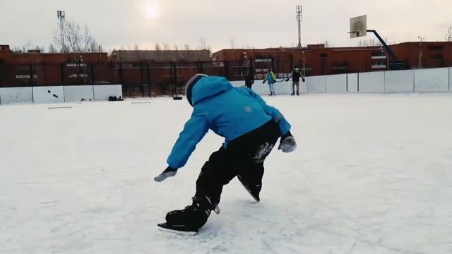 Ярик Чиликов учится кататься на коньках. #каток #самоучитель #коньки #катаниенаконьках