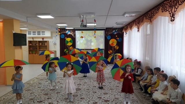 Танец с зонтиками
