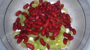 Салат с сыром, виноградом и фасолью