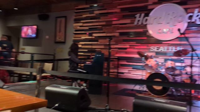 Chase performing Fallen Down by Toby Fox смотреть онлайн