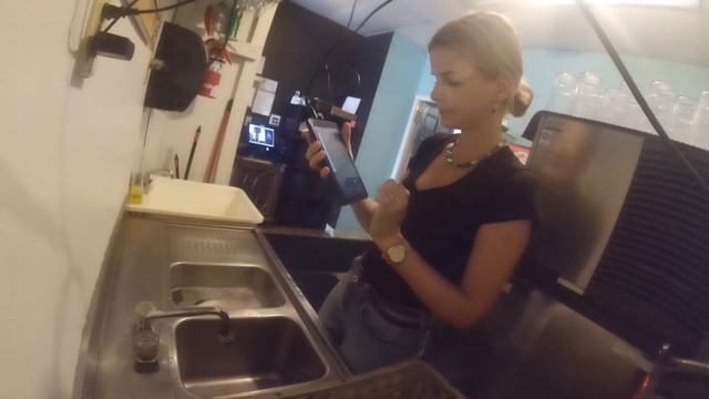 Работа официантом в США / Сколько платят во Флориде? смотреть онлайн