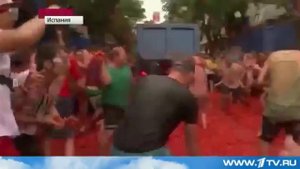 Испания   Фестиваль La Tomatina  Весь гором в томатной массе