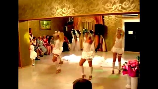 Fire dance of the bridesmaids at a wedding in Russia смотреть онлайн