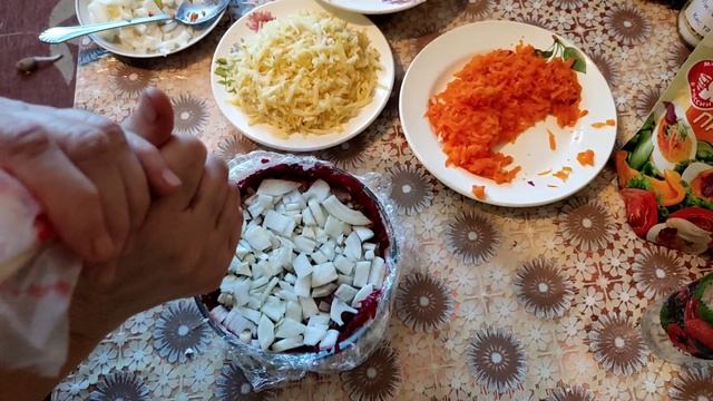 САЛАТ СЕЛЬДЬ ПОД ШУБОЙ... вкусно...