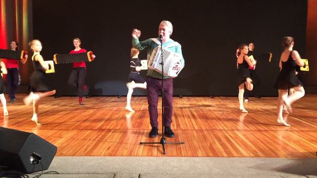 Валерий Сёмин и детский театр "Ласточки". Песня "Играй, гармонь!" смотреть онлайн