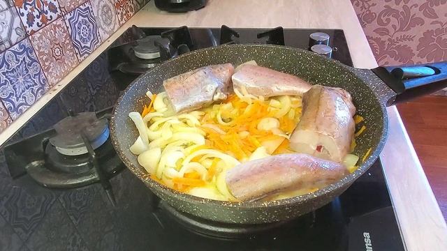 Тушеный минтай с луком и сметаной.