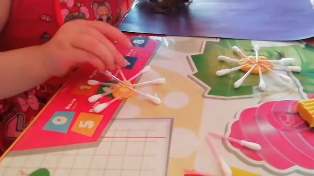 Каролина занимается / делает задание в садик /одуванчики из пластилина и ватных палочек смотреть онлайн