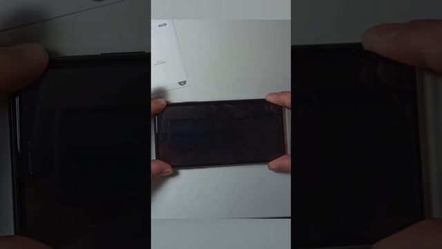 Как легко наклеить защитное стекло на iPhone #shorts