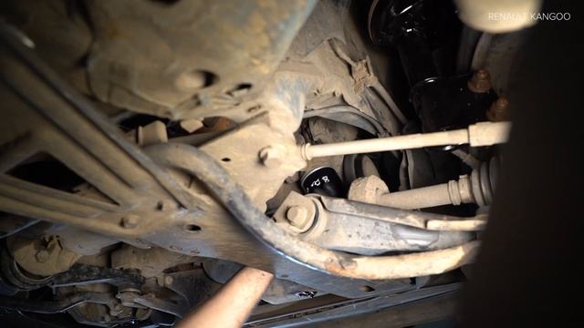 Cum se înlocuiește filtru ulei si ulei motor pe RENAULT KANGOO 1 (KC) [TUTORIAL AUTODOC] смотреть онлайн