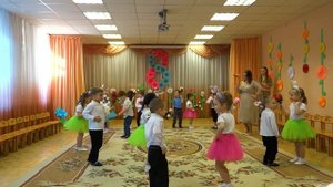 Танец «Полька с цветами» муз. и сл. А. Чугайкиной Средняя гр. N16 МАДОУ N56 (2022 г.)