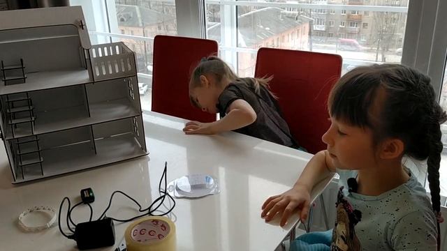 Как сделать подсветку в игрушечном домике. Просто. Безопасно. Круто! Чем занять детей. Полезно детя смотреть онлайн