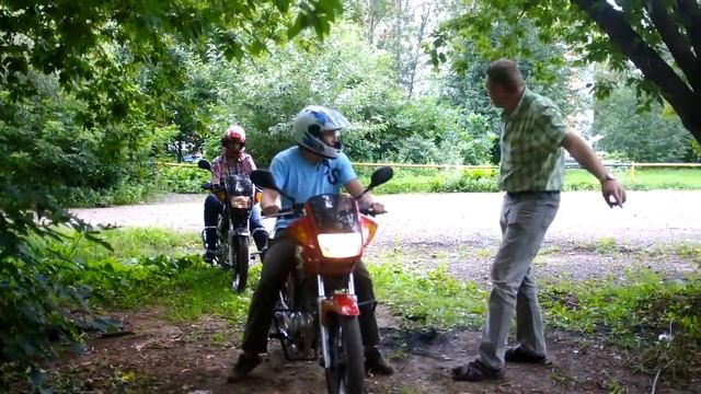 Обучение вождению мотоцикла в условияхв лесополосы смотреть онлайн