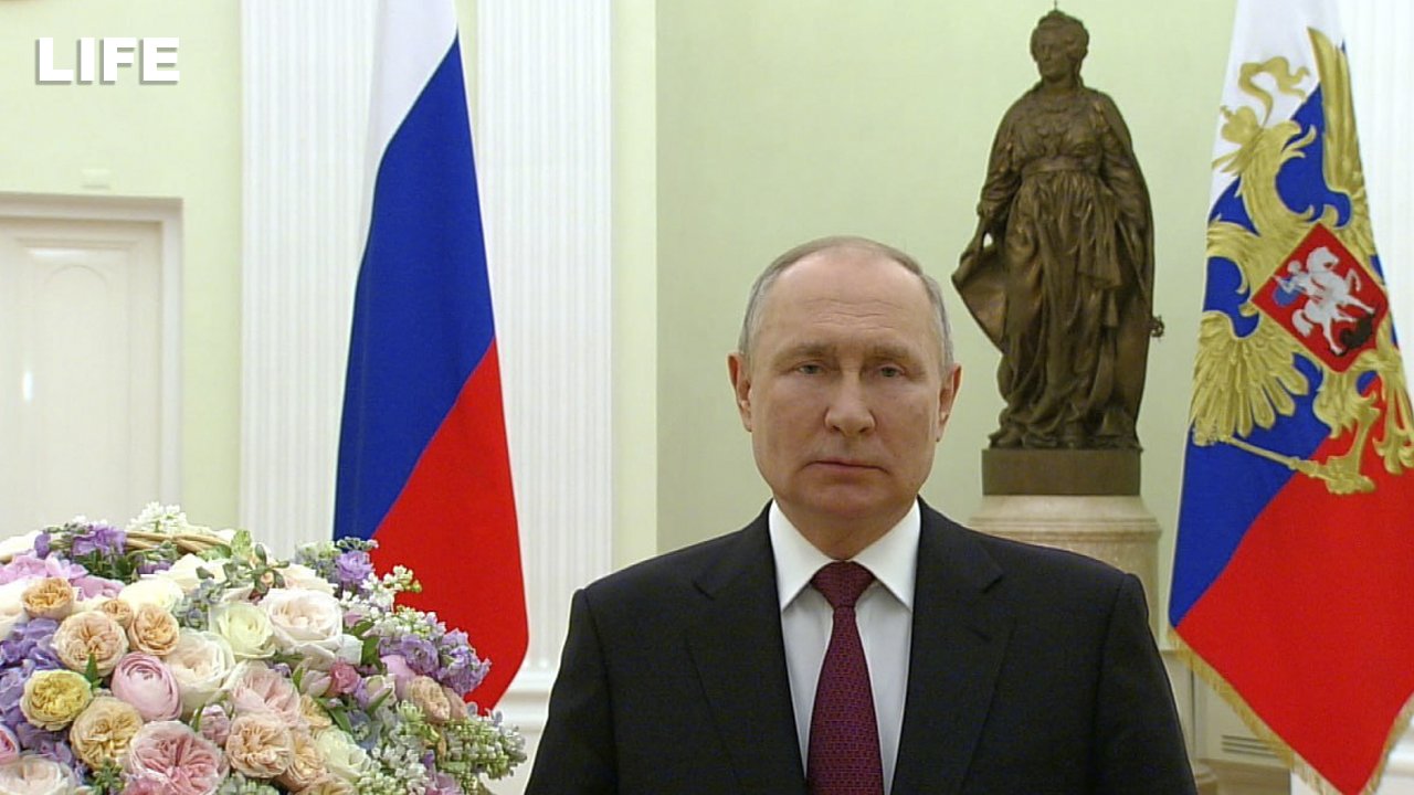 Путин поздравил женщин России с Международным женским днём