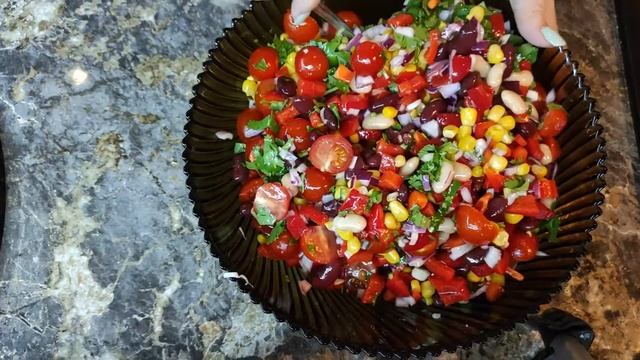 Салат "Техасский", быстрый вкусный а главное очень полезный. смотреть онлайн