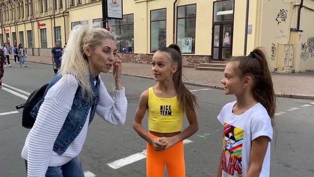 БАТЛ ГИМНАСТОК / ПРАНК НАД ПРОХОЖИМИ смотреть онлайн