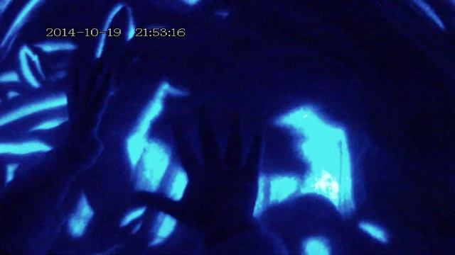 Дочка рисует (стол для рисования песком) смотреть онлайн