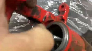 Заклинил поршень заднего левого тормозного суппорта