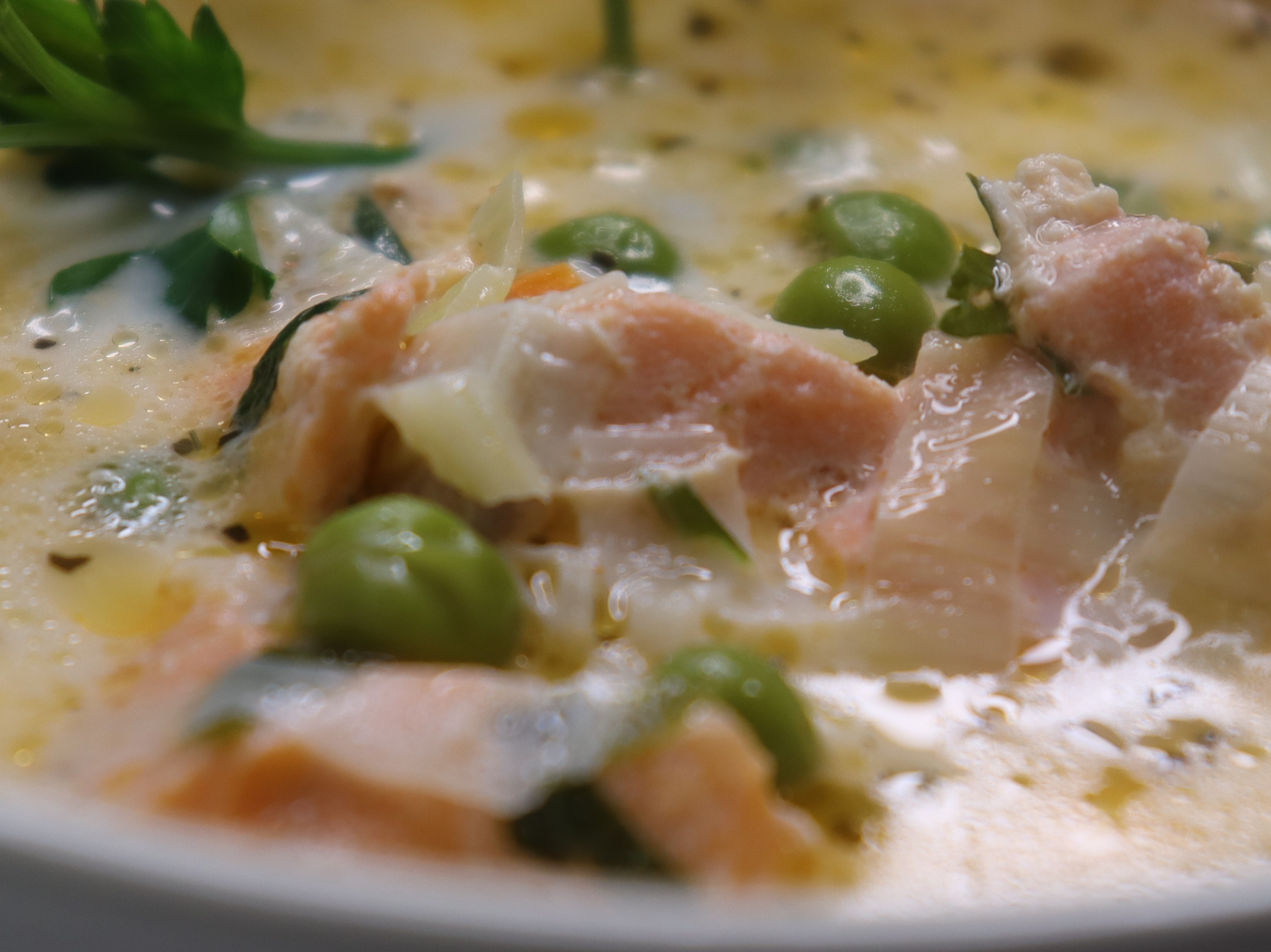 Суп из лосося с луком-пореем и горошком | Время Покушать