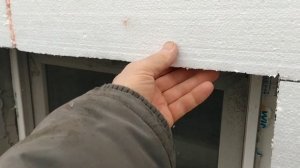 @0150 Заштукатурил армирующим клеем стеклосетку на стене ванной комнаты под короед.
