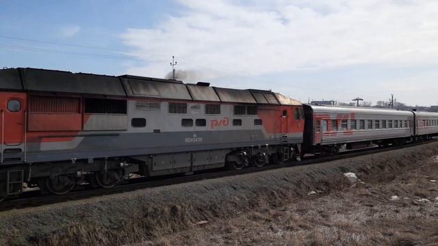 ТЭП70-0479 с пригородным поездом Алапаевск-Предтурье и приветливой бригадой смотреть онлайн