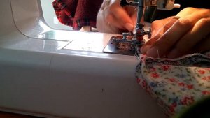 Как использовать лапку для подгибки низа. Как подшить край изделия.
