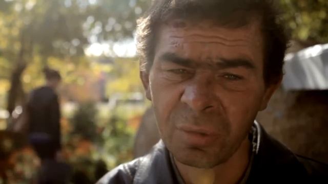 Мужчина пронзительно читает стих про маму