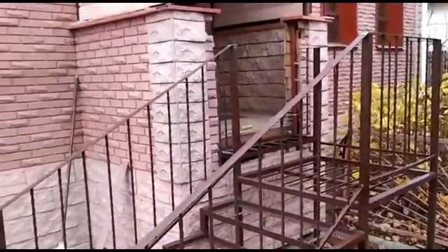 Металлическая уличная лестница с плиткой