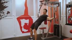 4 сведение в тренажере бабочка на низ грудных мышц