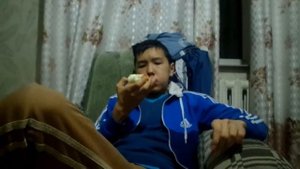 Человек ест яблоко